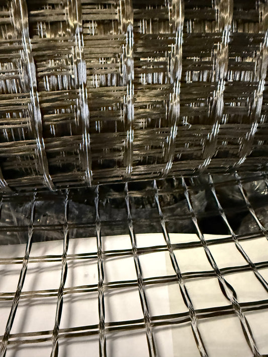 Čedičová vláknová mříž 50/50 kN/m, polymerní povlak, 25×25 mm, šířka 1 m, role 50 m²