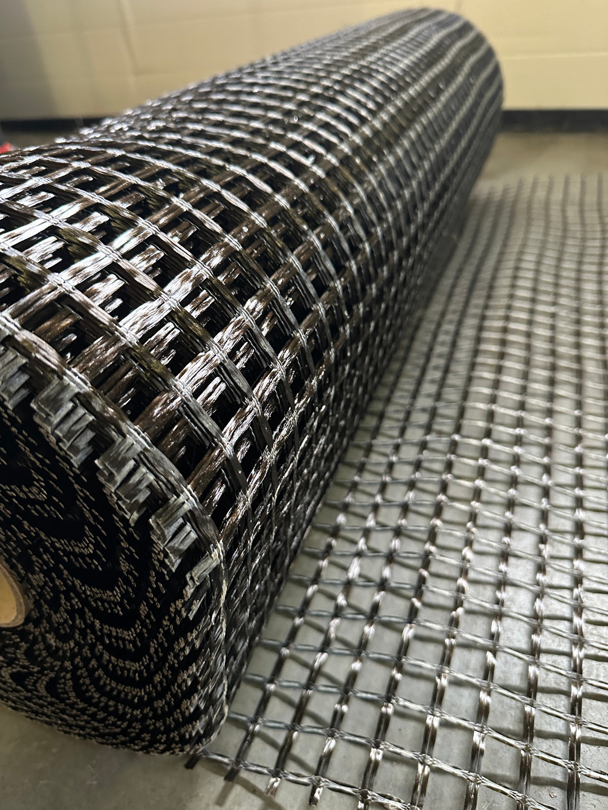 Čedičová vláknová mříž 100/100 kN/m, polymerní povlak, 25×25 mm, šířka 1 m, role 50 m²