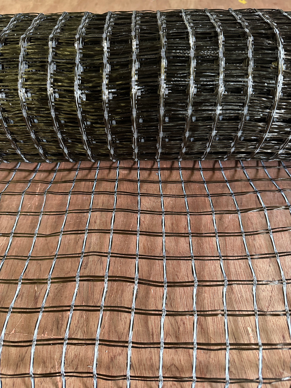Čedičová vláknová mříž 30/30 kN/m, polymerní povlak, 25×25 mm, šířka 1 m, role 50 m²